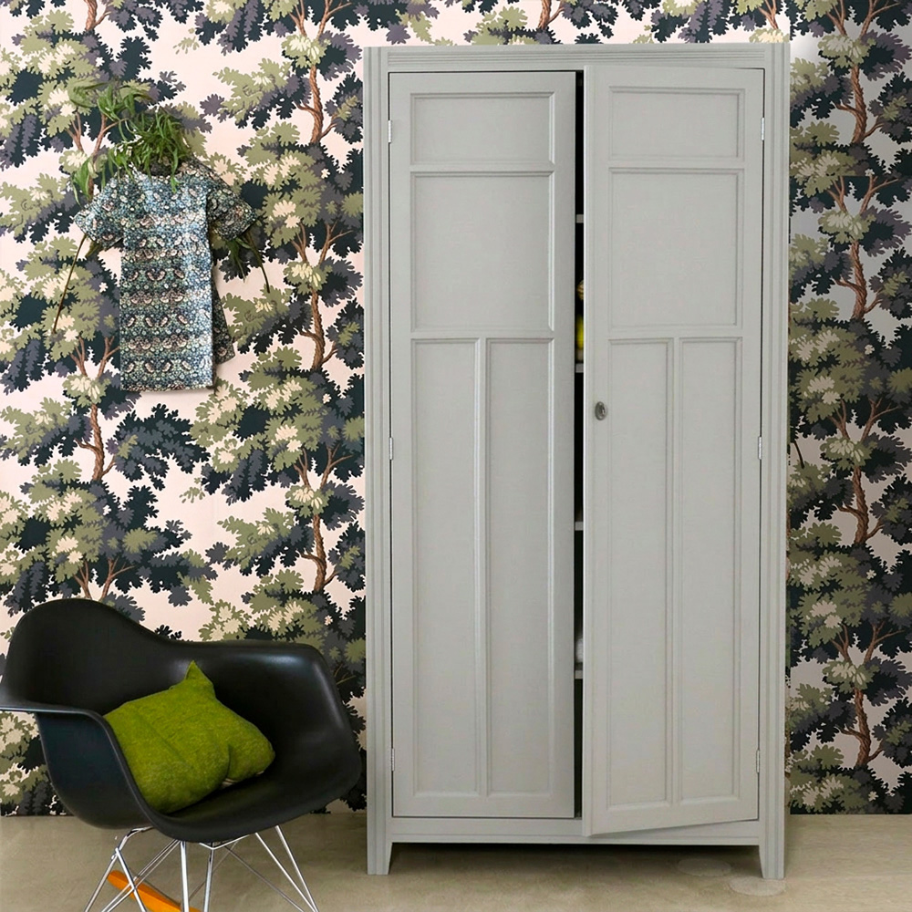 armoire-parisienne-grise-interieur-floral Armoire Parisienne grise intérieur néo vintage