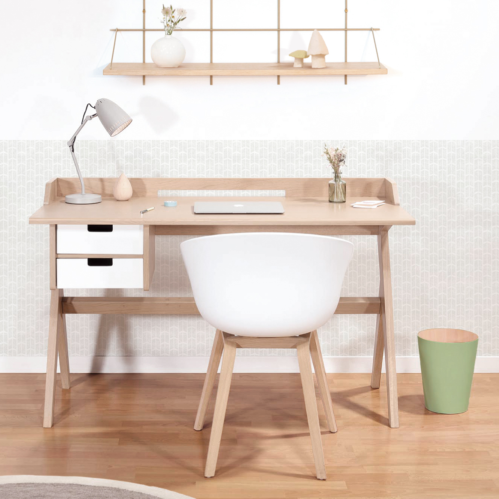 bureau-l11-chene-ambiance-face Bureau L11 chêne dans un espace de travail avec chaise et accessoires de bureau