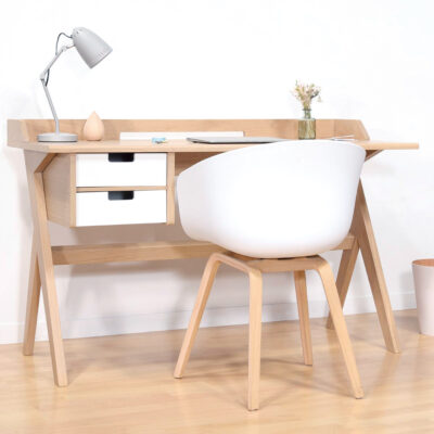 Bureau L11 chêne et blanc dans un espace de travail vu de côté avec chaise