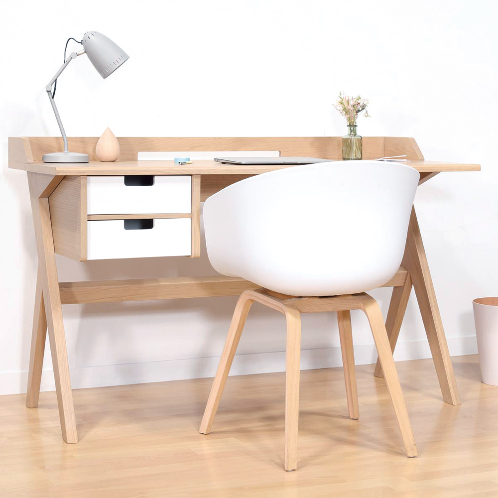 Bureau L11 chêne et blanc dans un espace de travail vu de côté avec chaise