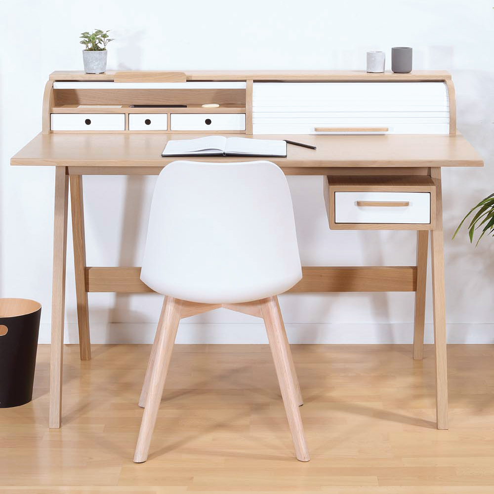 Bureau A2 chêne dans un espace de travail avec chaise et accessoires