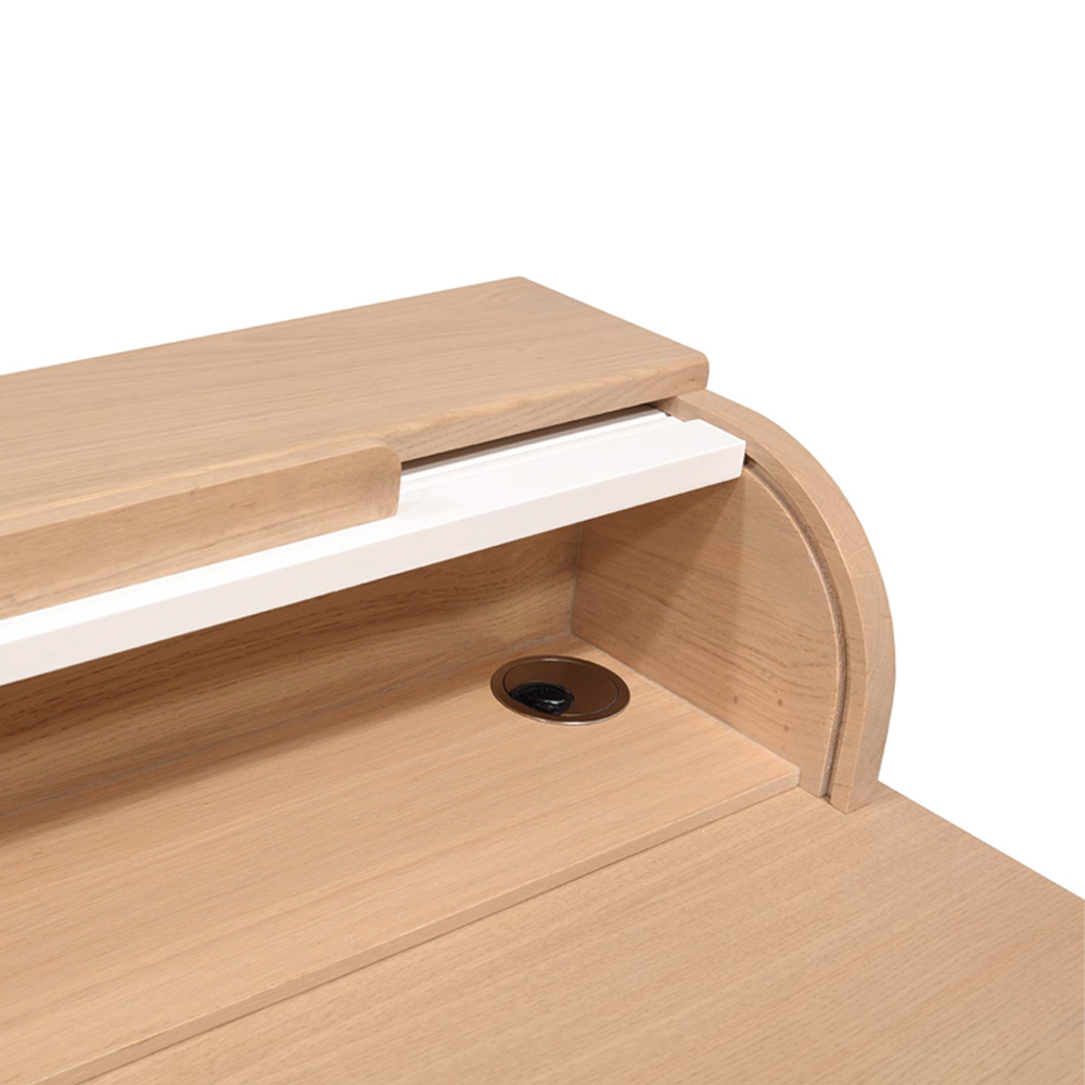Détail du passe-câbles du bureau A2 chêne