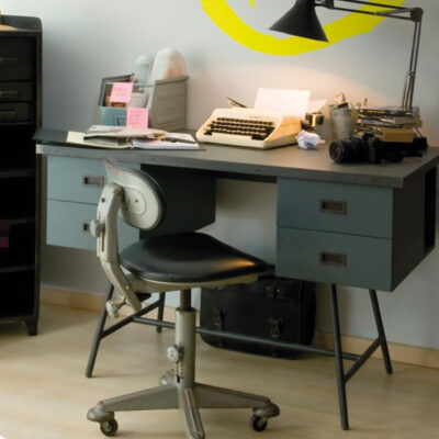 bureau-l50-gris-ambiance-chambre-vintage Bureau L50 gris en bois peint dans une chambre avec chaise métal vintage