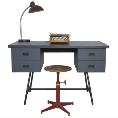 bureau-l50-gris-souris-ambiance-industrielle Bureau L50 gris souris avec accessoires de bureau et tabouret industriel