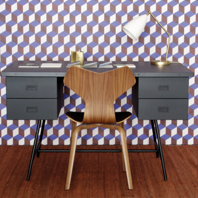 Bureau L50 XL charbon vu de face avec chaise et lampe