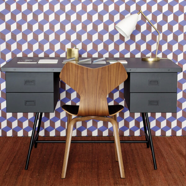 bureau-l50-xl-charbon-ambiance-face Bureau L50 XL charbon vu de face avec chaise et lampe