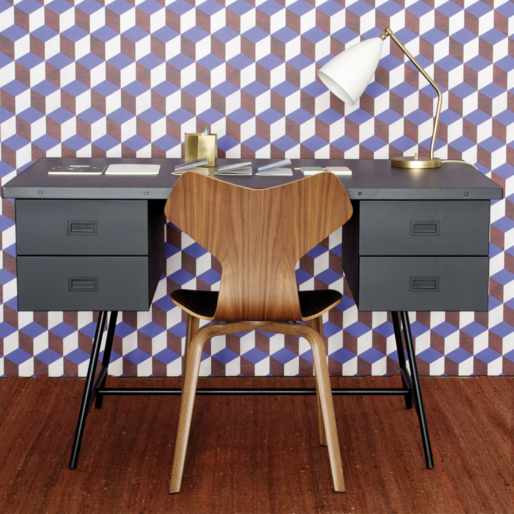 Bureau L50 XL charbon vu de face avec chaise et lampe