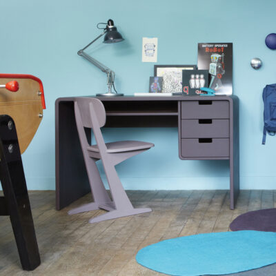 Bureau L65 bois peint gris souris chambre garçon avec chaise à patins grise