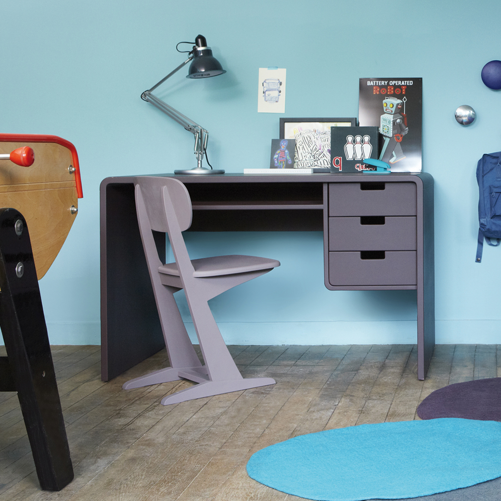 Bureau L65 bois peint gris souris chambre garçon avec chaise à patins grise