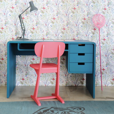 Bureau L65 bois peint bleu canard ambiance avec chaise à patins et papier peint