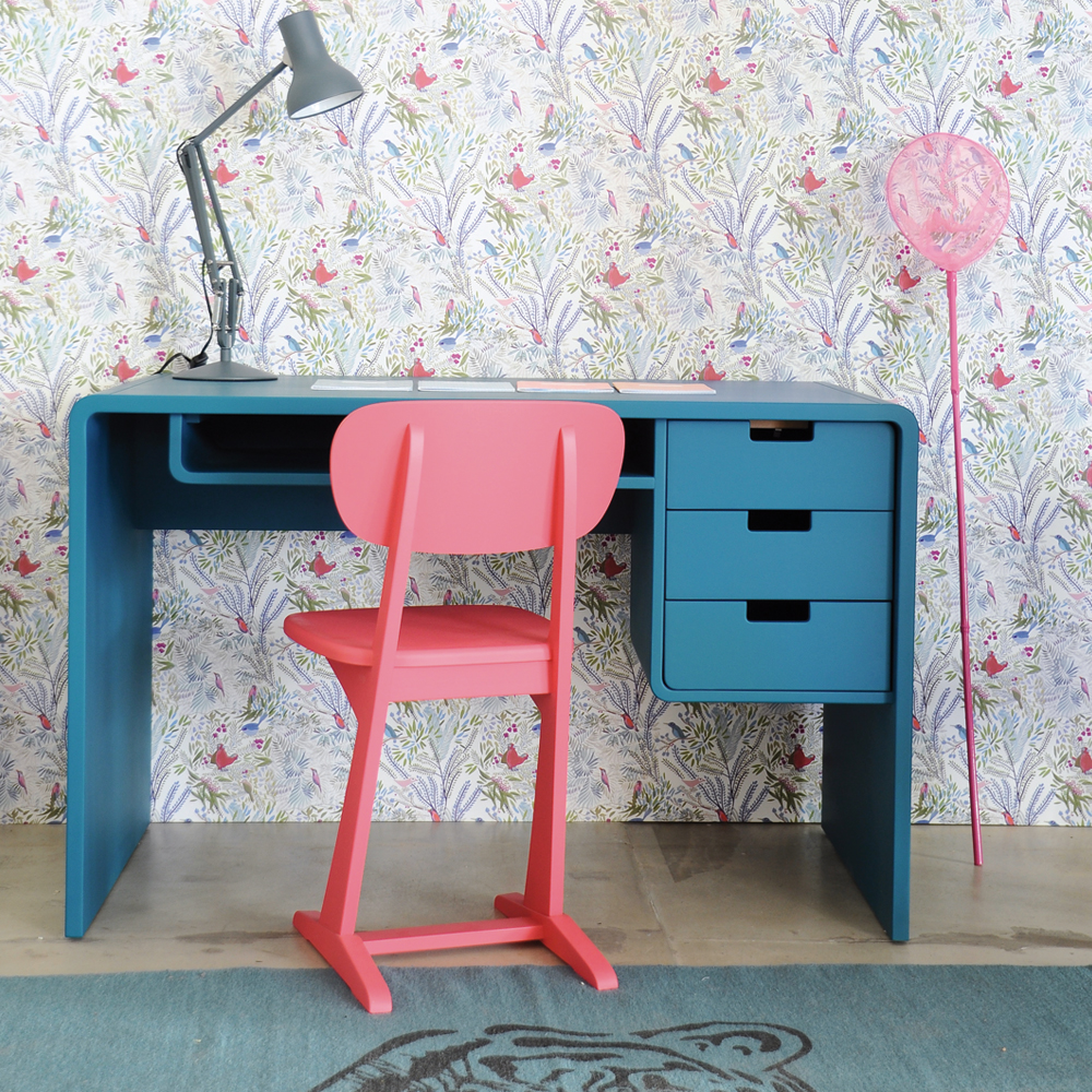 Bureau L65 bois peint bleu canard ambiance avec chaise à patins et papier peint