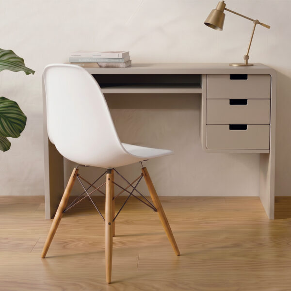 bureau-l65-bois-peint-gris-ambiance-slow-deco-face Bureau L65 bois peint gris face ambiance slow déco avec lampe et chaise