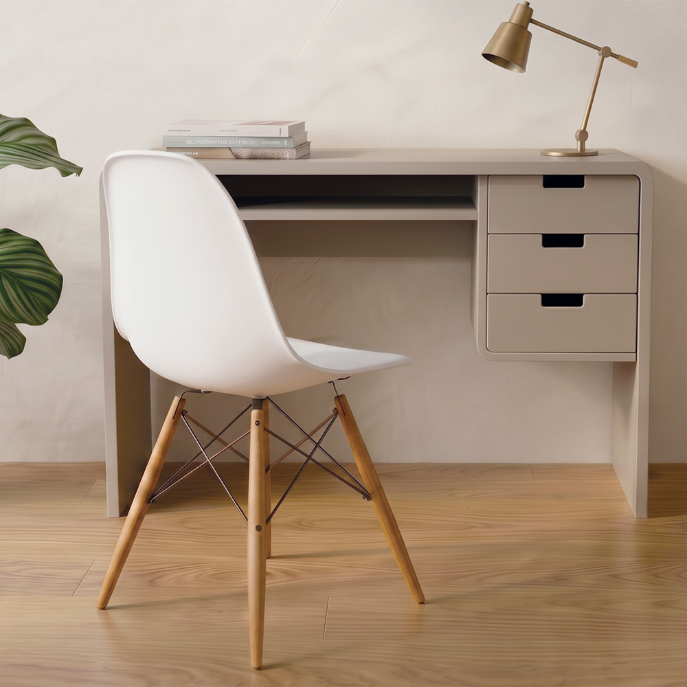 Bureau L65 bois peint gris face ambiance slow déco avec lampe et chaise