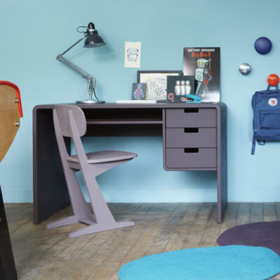 Bureau L65 gris souris et chaise à patins gris chambre garçon