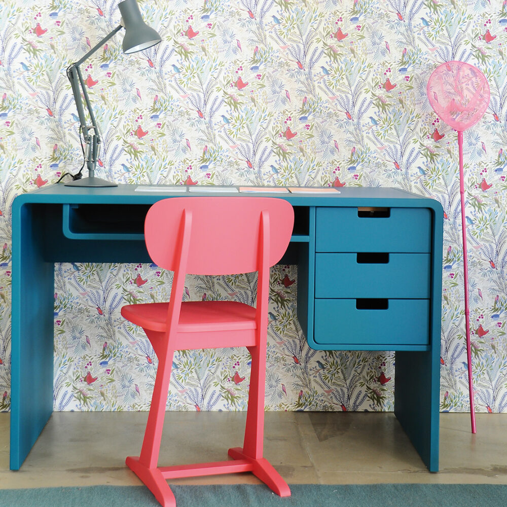 Bureau L65 bleu canard dans une ambiance contemporaine très colorée