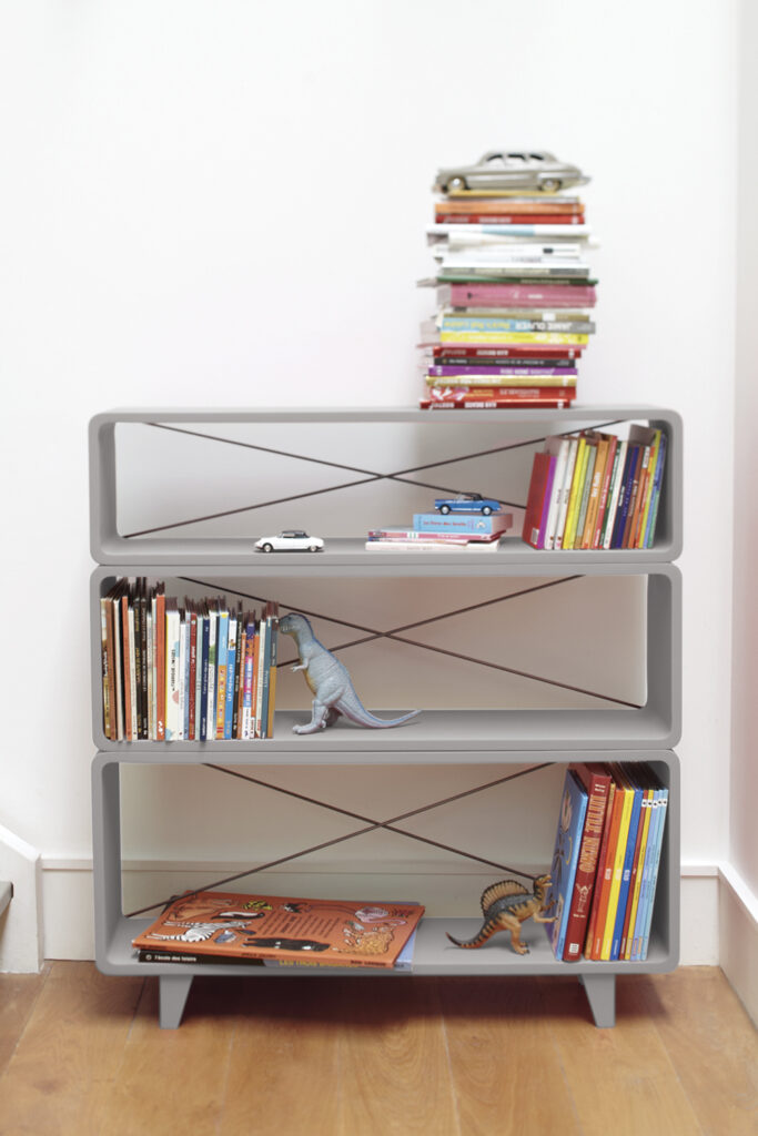 Bibliothèque Millefeuille gris dans un intérieur parisien