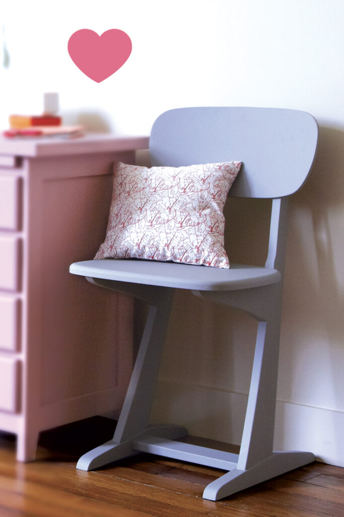 Chaise à patins gris vue intérieur chambre enfant