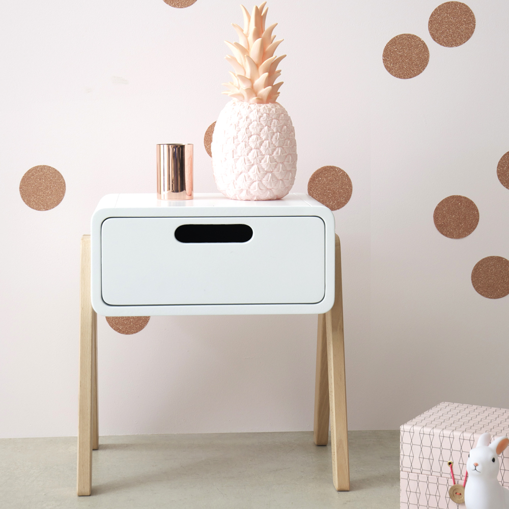 Chevet Petit Robot blanc et bois naturel ambiance pop déco