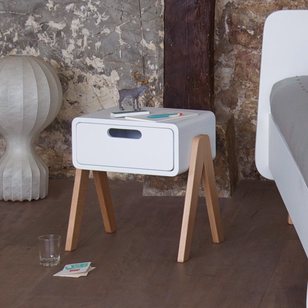 Chevet Petit Robot blanc et bois naturel ambiance brutalisme