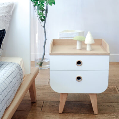 Chevet Zen blanc et bois naturel dans une chambre
