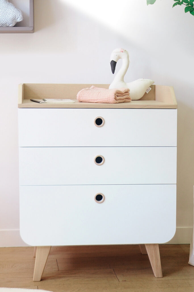 Commode Zen frêne et blanc vue de face chambre bébé