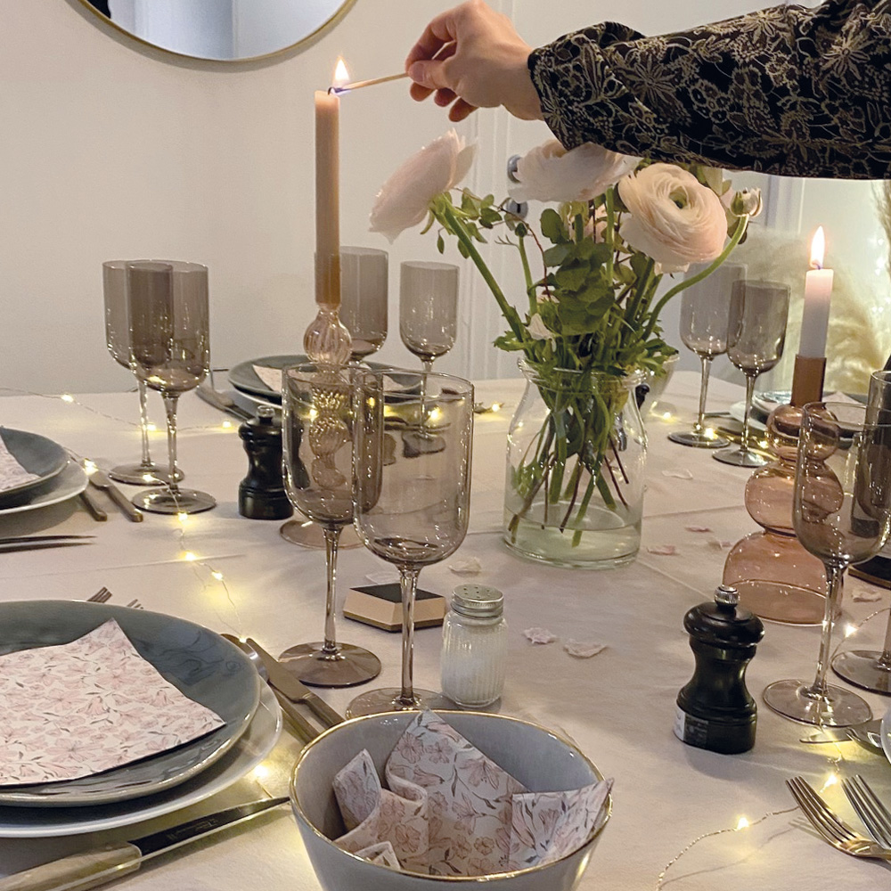 Décoration de table florale douce et lumineuse