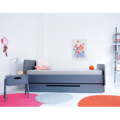 Lit MM gris souris avec tiroir-lit et chevet Petit Robot dans une chambre