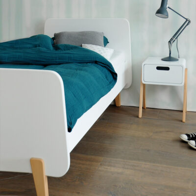 lit-mm-blanc-pieds-bois-chambre Lit MM blanc avec pieds en bois naturel chambre contemporaine