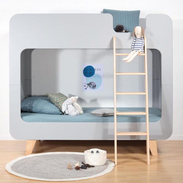 lit-superpose-pile-ou-face-gris-pieds-bois-naturel-chambre-face Lit superposé Pile ou Face gris avec pieds en bois naturel dans une chambre vue de face