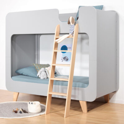 Lit superposé Pile ou Face gris avec pieds en bois naturel dans une chambre vue en angle