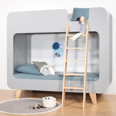 Lit superposé Pile ou Face gris avec pieds en bois naturel dans une chambre vue légèrement en angle