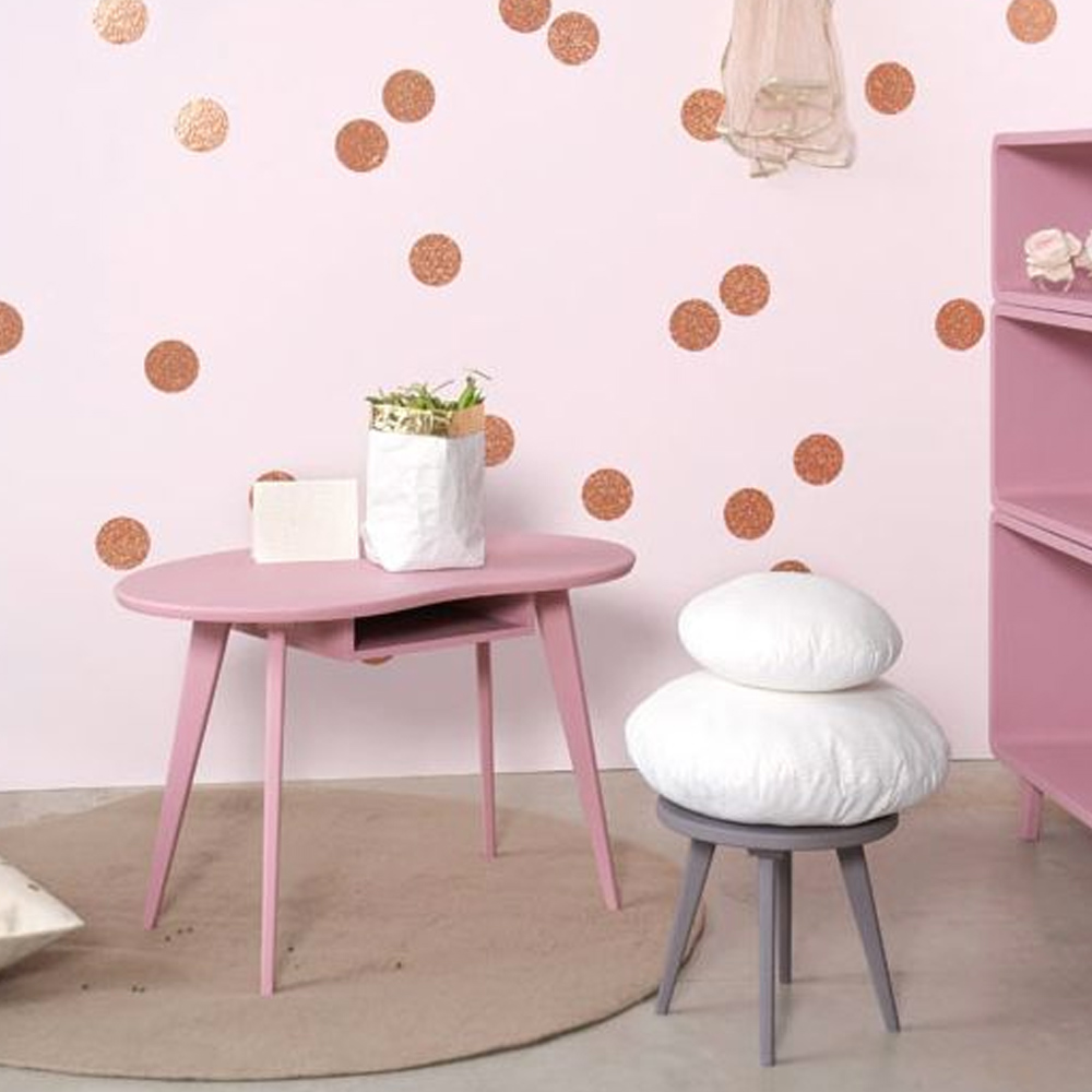 Table Haricot vieux rose avec tabouret ambiance chambre fille