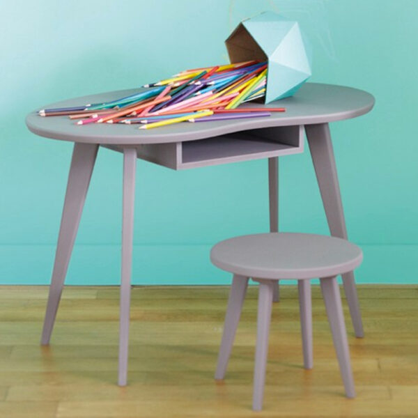 table-haricot-grise-ambiance-garcon Table Haricot grise avec tabouret en ambiance chambre garçon