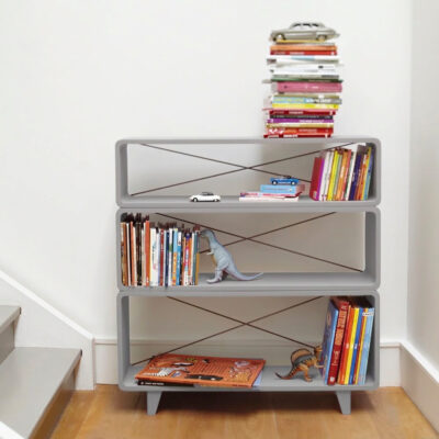 Bibliothèque Millefeuille gris dans un intérieur