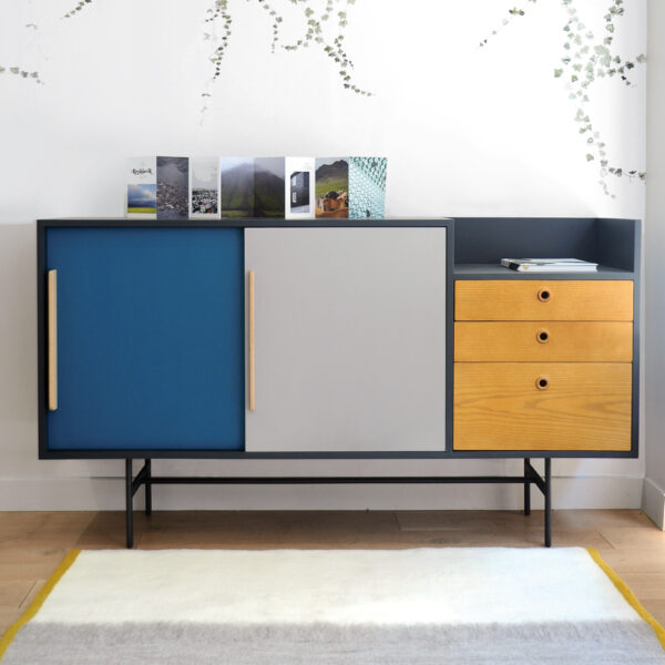 Buffet J18 peint et bois avec portes coulissantes et tiroirs dans un intérieur