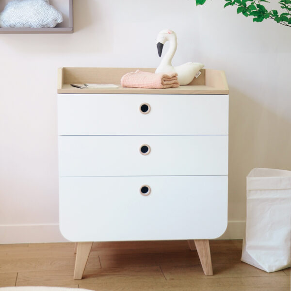 commode-zen-frene-blanc-vue-face-chambre-bebe Commode Zen frêne et blanc vue de face chambre bébé