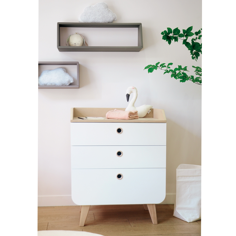 commode-zen-frene-blanc-vue-face-chambre-enfant Commode Zen frêne et blanc vue de face chambre enfant