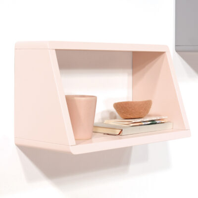 Étagère Engagée 45 cm rose poudre vue trois quarts avec décorations