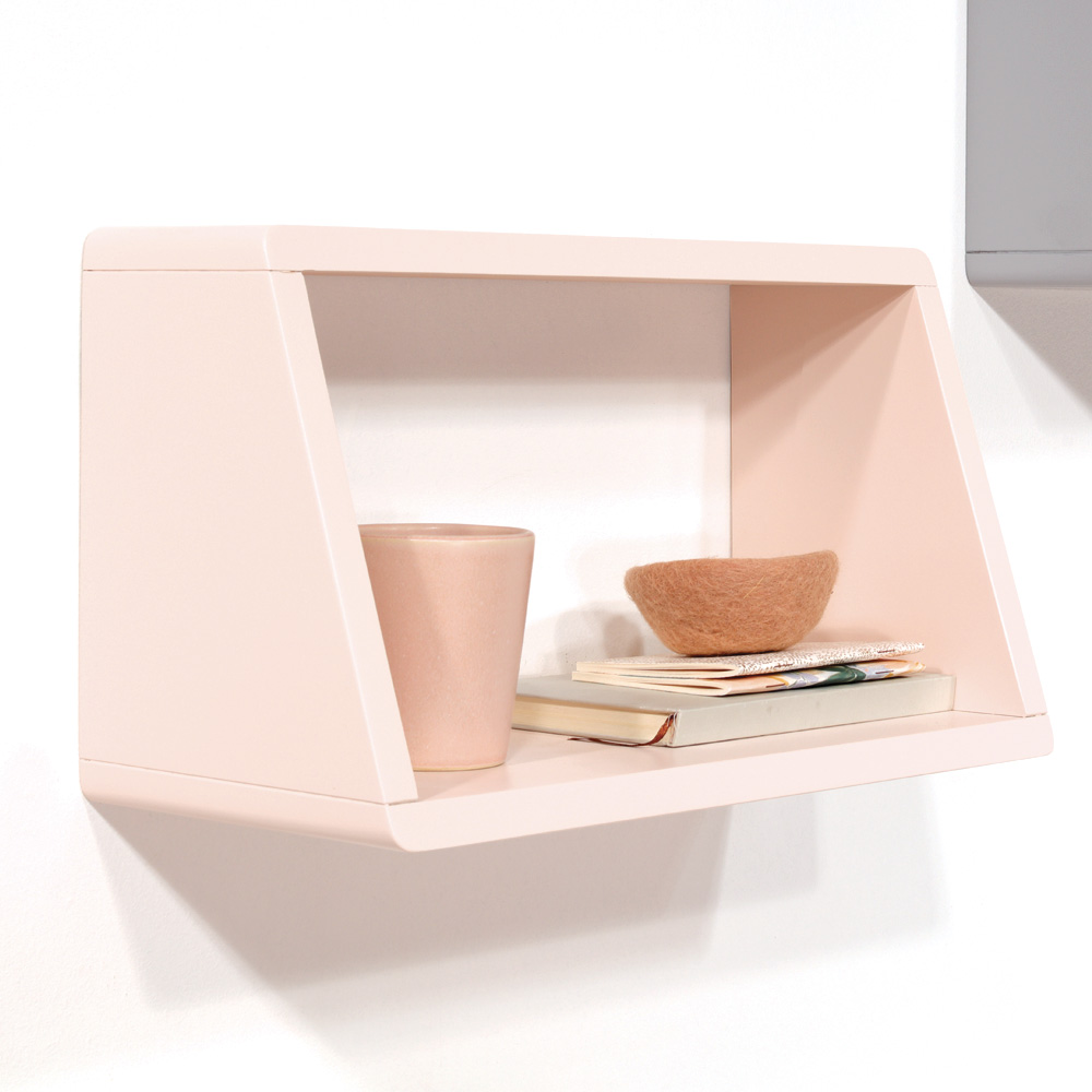 Étagère Engagée 45 cm rose poudre vue trois quarts avec décorations