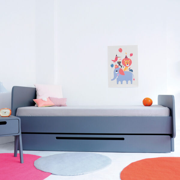 Lit MM gris souris avec tiroir de lit dans une chambre