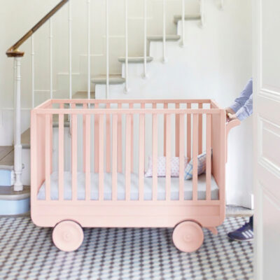 lit-bebe-roulotte-rose-poudre-en-mouvement Lit bébé Roulotte rose poudre en mouvement