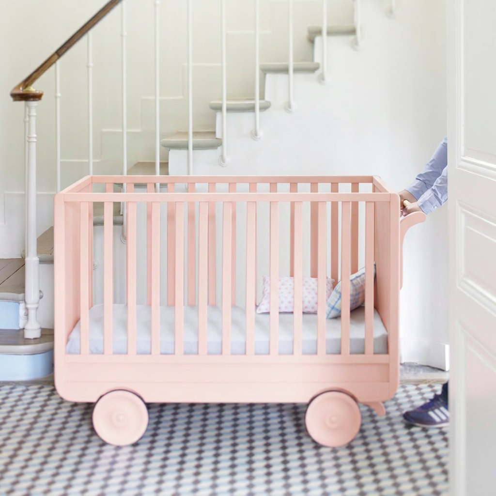 Lit bébé Roulotte rose poudre en mouvement