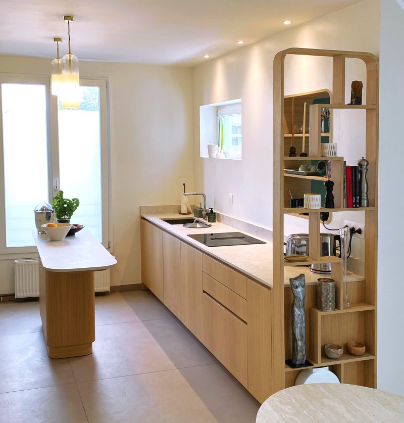 Cuisine contemporaine sur-mesure finition chêne